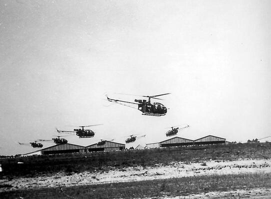 Première présentation de la patrouille hélicoptères de l'ESALAT aux JPO du 18 août 1963 Alat.fr