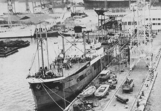 Opération SUEZ : ​Le Léon-Mazzela dans le port d'Alger pour l'embarquement des BELL. Alat.fr