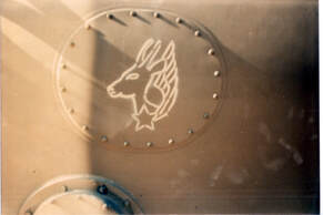 Opération Salamandre : motif peint sur la plaque d'accès au réservoir principal des SA342 L1. Alat.fr