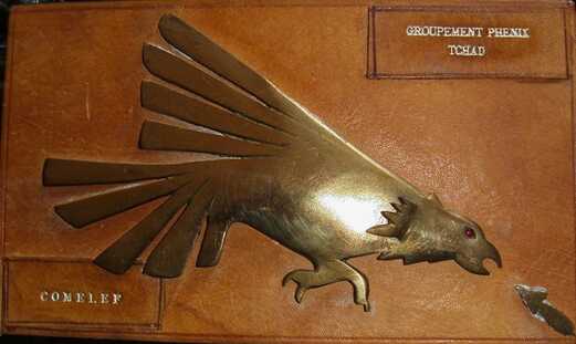 OPEX BARRACUDA : plaque de cuir avec un phénix en bronze, de 14,2 * 34,3 cm, offerte au COMELEF. Alat.fr