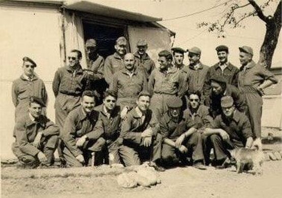 Opération SUEZ : le capitaine GERVAIS, les pilotes et mécaniciens du PA de la 10e DP en fin 1956. Alat.fr