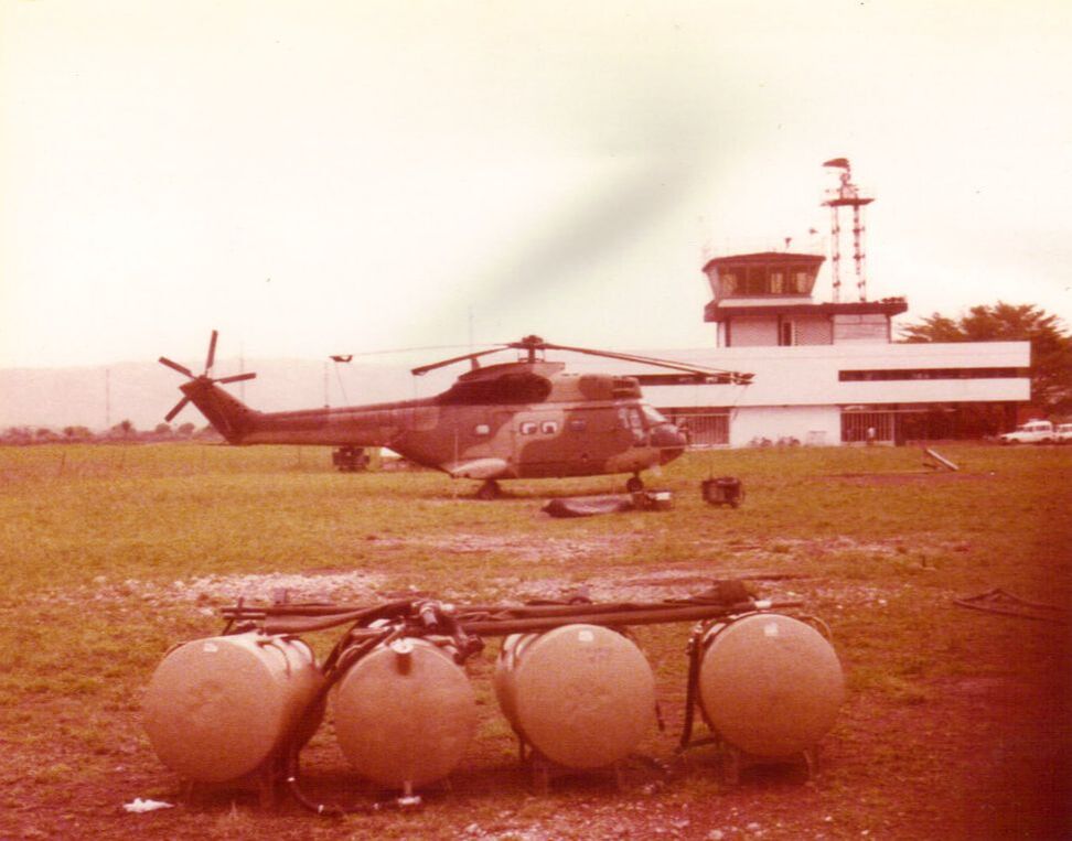 Opération BARRACUDA : PUMA stationnés devant la tour de contrôle de Bangui, sur un terrain en herbe (1). Alat.fr