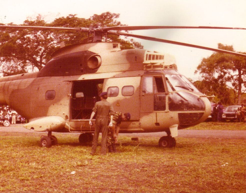 Opération BARRACUDA : PUMA stationnés devant la tour de contrôle de Bangui, sur un terrain en herbe (2). Alat.fr