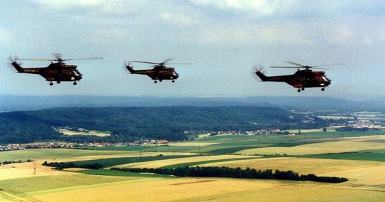 le 7 juillet 1992, dans la région de Saint-Quentin, vol en formation des PUMA de la 6e EHM du 6e RHC avant l'arrivée sur Margny. Alat.fr