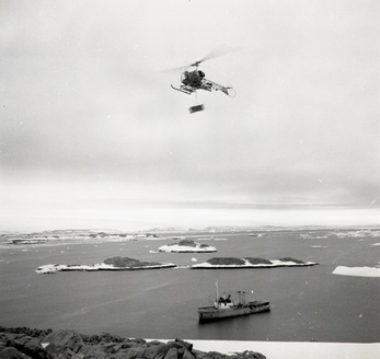 Photo du Norsel au mouillage, campagne 1957-1958 TAAF. Alat.fr