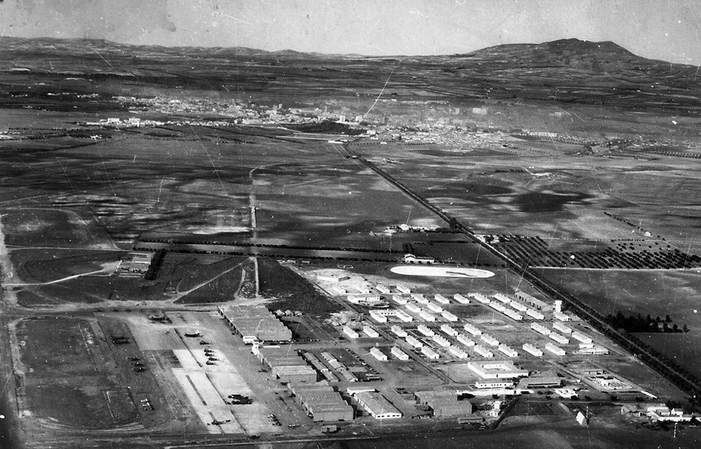 PMAH 13e DI : vue aérienne de la base de Sidi-bel-Abbès, en 1960. Alat.fr