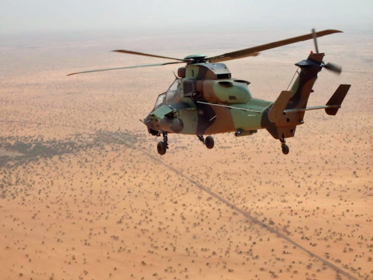 Hélicoptère TIGRE survole une piste au Mali alat.fr