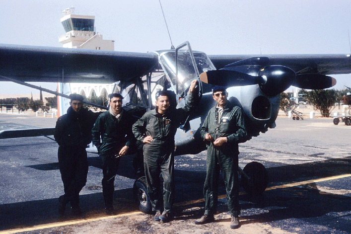 1er PA ZOO : ​El–Goléa, février 1962, de gauche à droite, le MDL THOMAS, l'adjudant DAVANNE, le MCH MAUMELAT, et le lieutenant MOLEINS. Alat.fr