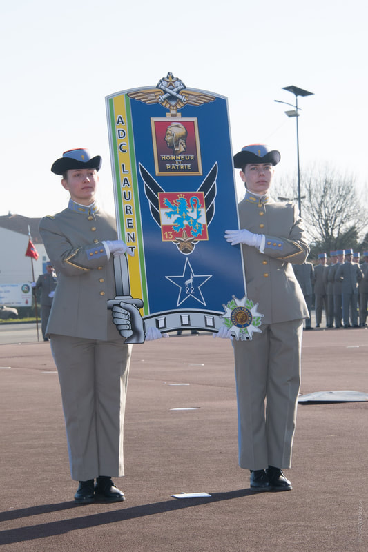 Sous-officiers portant l'insigne de la 362e promotion de l'ENSOA ADC LAURENT Alat.fr