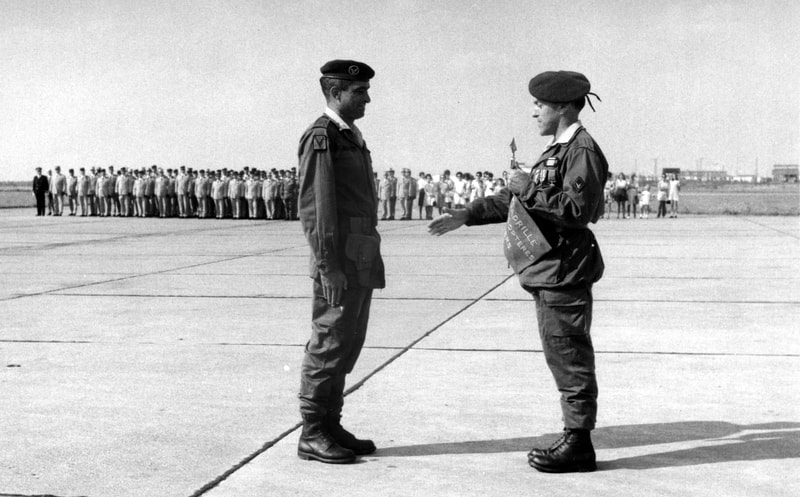 GALDIV 4 : Étain, 1970, le chef de bataillon ARZEL remet le fanion de l'EHL au capitaine GARANDEL Alat.fr 