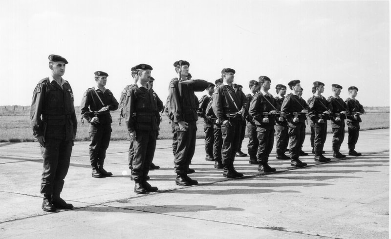 GALDIV 4 : le 6 août 1970, passation de commandement entre le chef de bataillon ARZEL et le chef d'escadron BRACONNIER (4). Alat.fr 