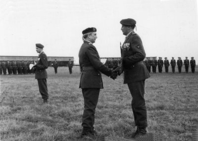CISALAT 1963 : remise des fanions, par le colonel PASCAL, à gauche 3e batterie d'instruction, capitaine GIRAUD, Alat.fr