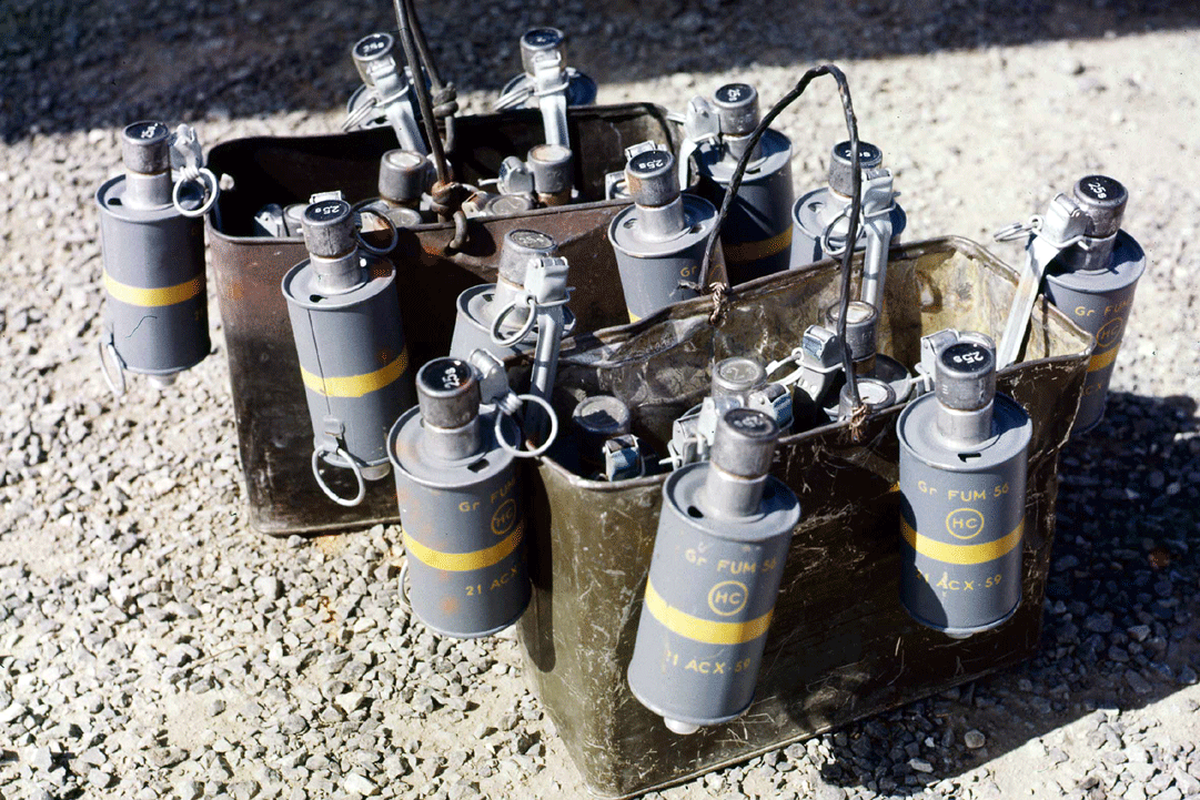 2e PA 2e DIM : caisses de grenades fumigènes. Alat.fr