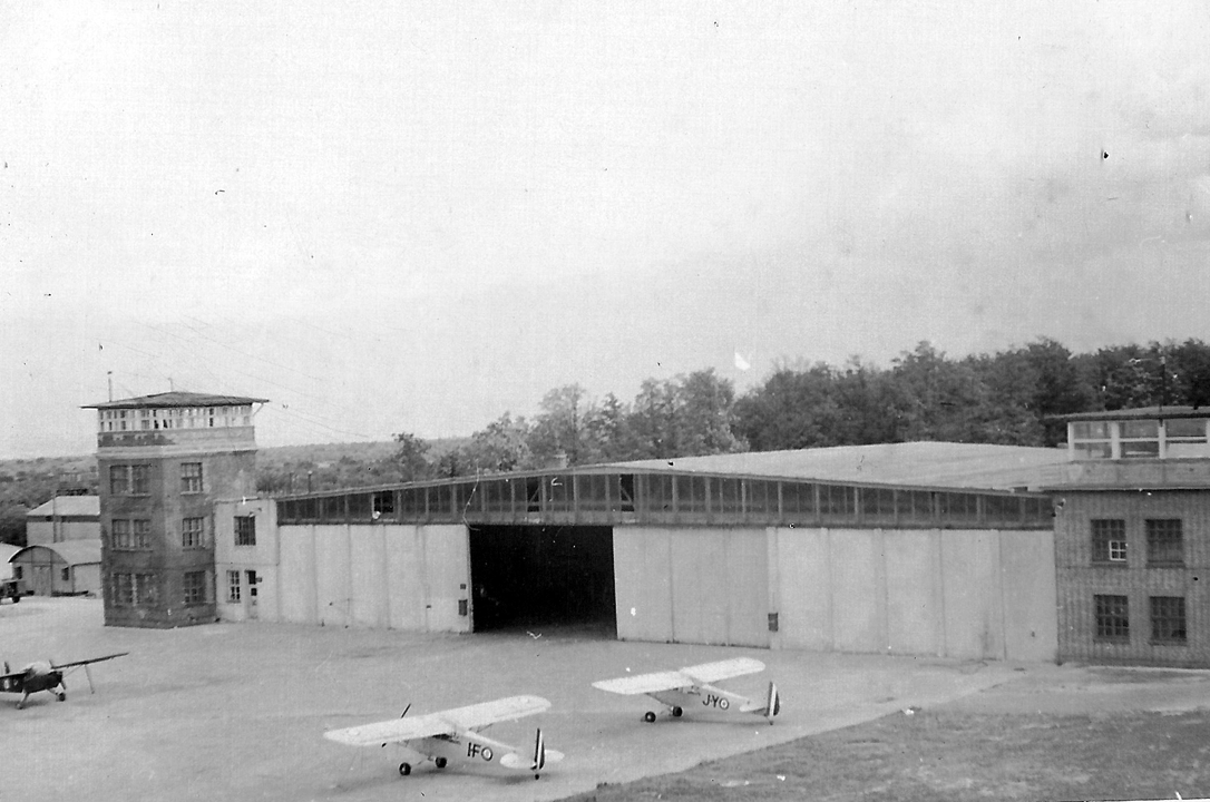 CPOA :  la tour de contrôle et le hangar avions. Alat.fr