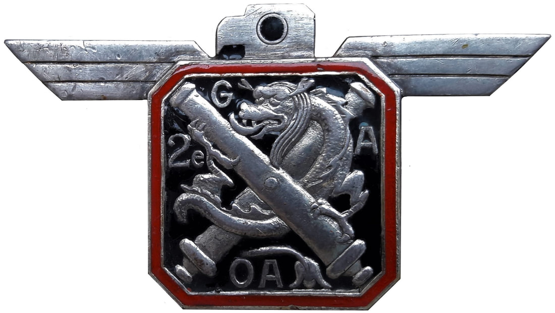 Insigne 2e GAOA, type 2, Drago Béranger déposé en argent, liseré rouge émaillé, dos lisse, plat et argenté, avec monture épingle à bascule et bouton poussoir Alat.fr