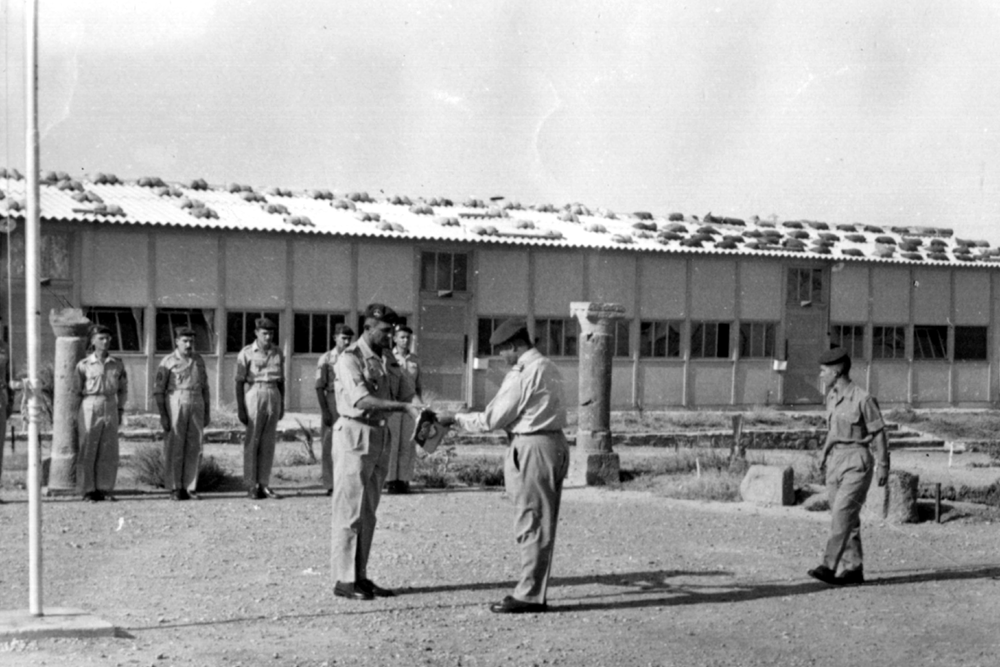 1er PARR : 20 août 1960, remise du fanion du peloton, par le capitaine JEAN au capitaine ABOUDARAM. Alat.fr