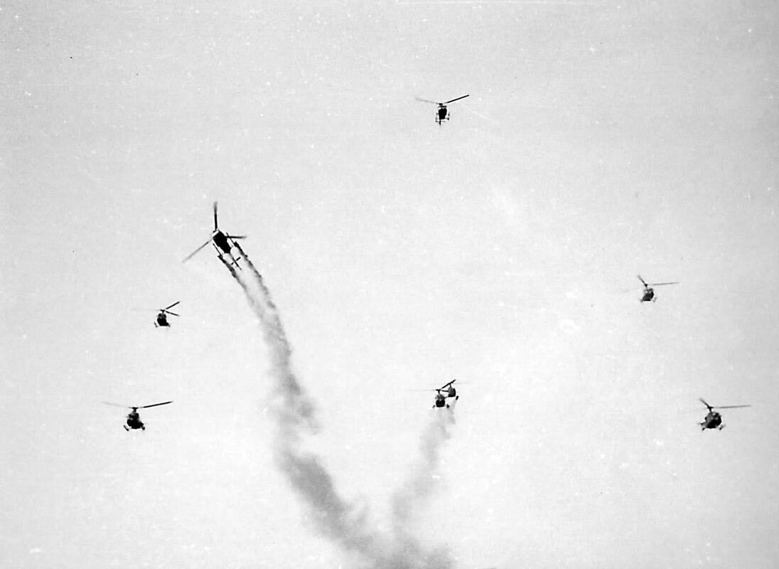 Première présentation de la patrouille hélicoptères de l'ESALAT aux JPO du 18 août 1963 Alat.fr
