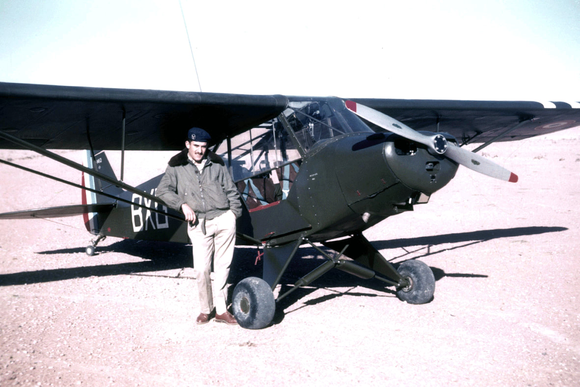 Colomb-Béchar, 1960. Le MDL BONHOMME, pilote, devant le L-18C n° 18-1463/BXG, Alat.fr