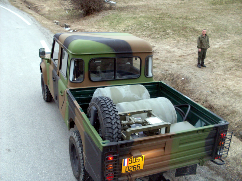 Le Land Rover du SEA, équipé d'une motopompe et de réservoirs de kérosène. Alat.fr