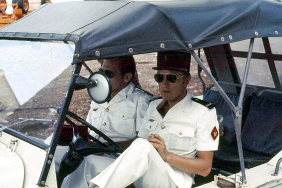 DETALAT Djibouti : EMA en 1972, le chef LOISEAU, pilote PUMA, et l'adjudant PHILIPPE. Alat.fr