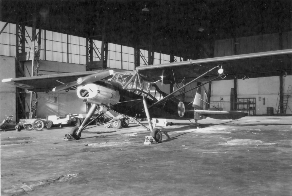 MORANE-SAULNIER MS-500, dans un hangar en Indochine alat.fr