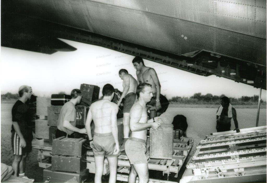 Opération KAHYA : débarquement du matériel du Transall à Lomé (2) Alat.fr