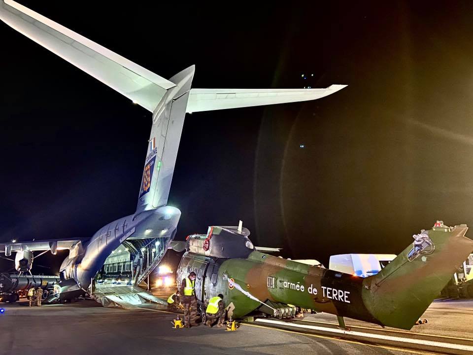 Opération Résilience : débarquement des PUMA par A400M sur la base d’Étain en fin de mission (1) Alat.fr