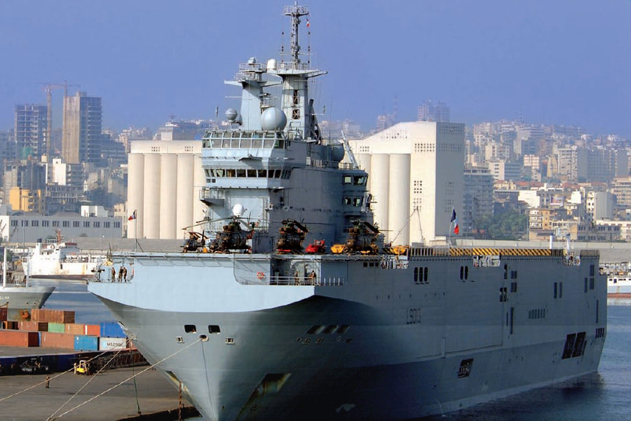 Photo opération BALISTE : trois PUMA et une GAZELLE sur le BCP MISTRAL dans le port de Beyrouth. Alat.fr