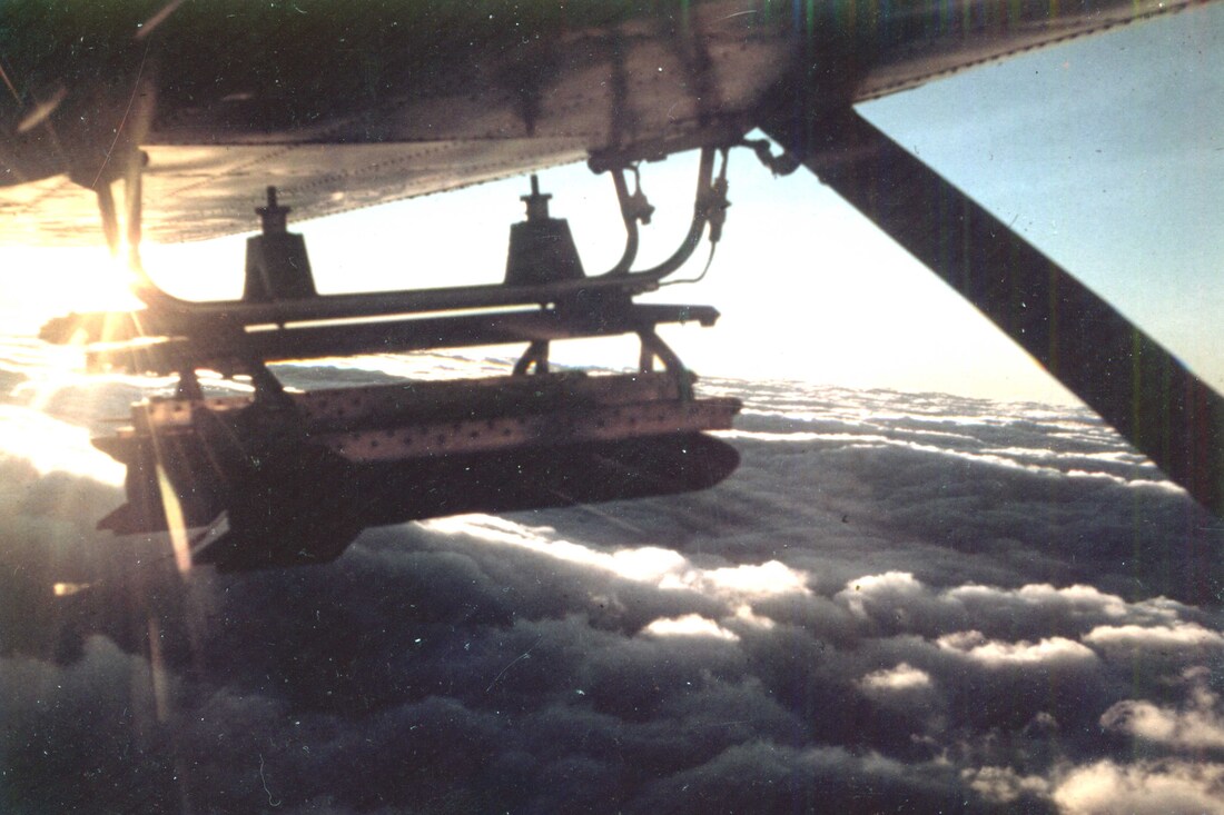 L-19 du 1er PA de la 19e DI équipé de roquettes fumigènes en vol Alat.fr