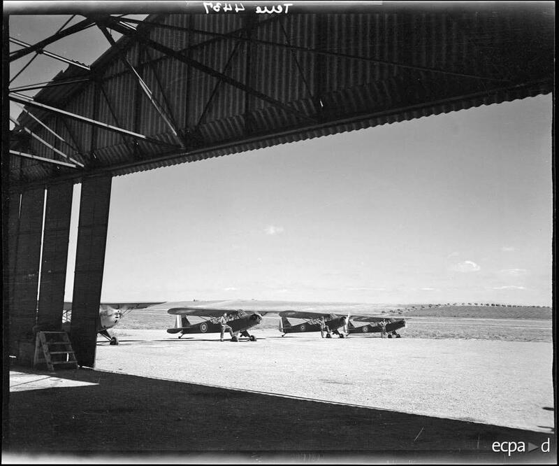Le parking des avions du CFSOAA à Lourmel en mai 1944 Alat.fr