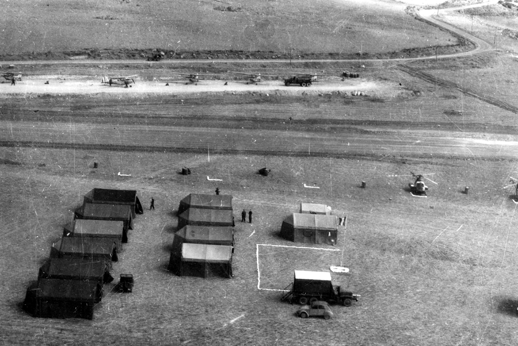 Pelotons avions de la 10e DP : camping à Pascal au nord de Batna en mai 1960 (photo 1). Alat.frc