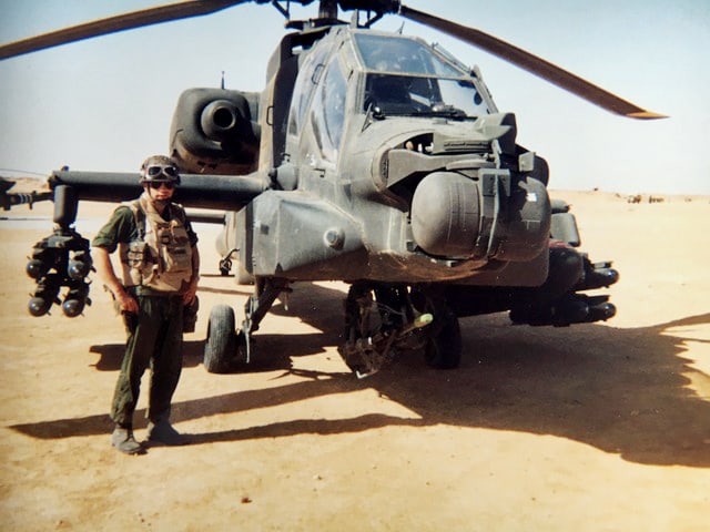 Yann Pertuisel devant un Apache de la 1st Air Cavalry Brigade opération Daguet 1991 alat.fr