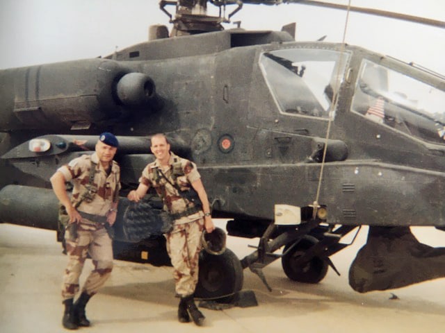 Yann Pertuisel devant un hélicoptère Apache opération Daguet 1991 alat.fr