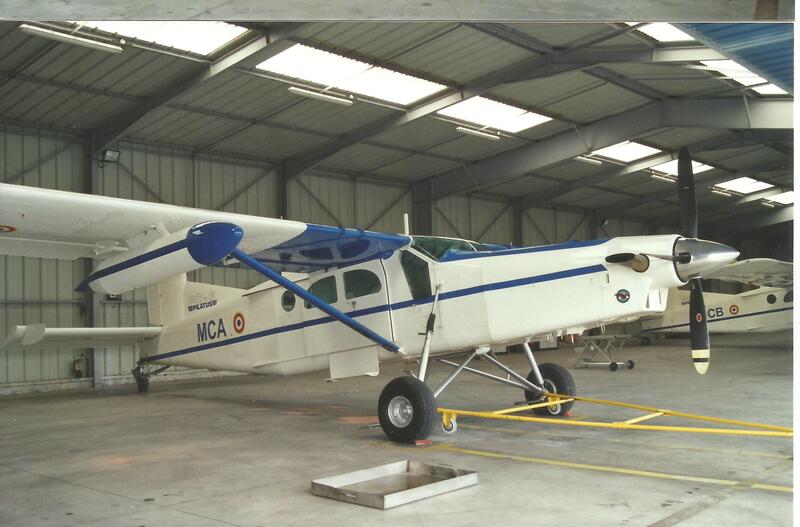 PILATUS PC-6 codé MCA dans hangar à Montauban Alat.fr