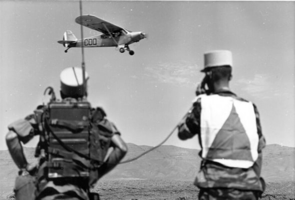 3e PA ZES, Un PIPER L-18C survolant un poste de légionnaires dans le sud algérien, Alat.fr