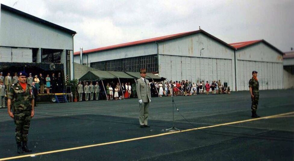 6e RHC : Passation de commandement le 1er juillet 1998 entre le lieutenant-colonel Jean-Robert RICHARD (sortant, à gauche) et le lieutenant-colonel Éric de BOUETIEZ de KERORGUEN. Alat.fr