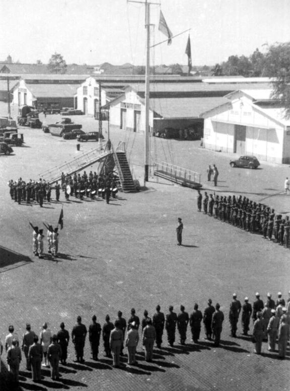 Photo les honneurs rendus au 22e GAOA au port de Saïgon lors de son départ le 04 mars 1956. Alat.fr