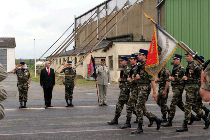EA.AT : Passation de commandement entre les capitaines BOLTOUKHINE et DUMEZ, le 16 mai 2007. Alat.fr