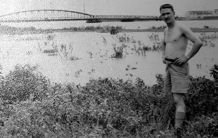 2e GAOA : Marcel DEVAUX devant le pont Long Biên. Alat.fr