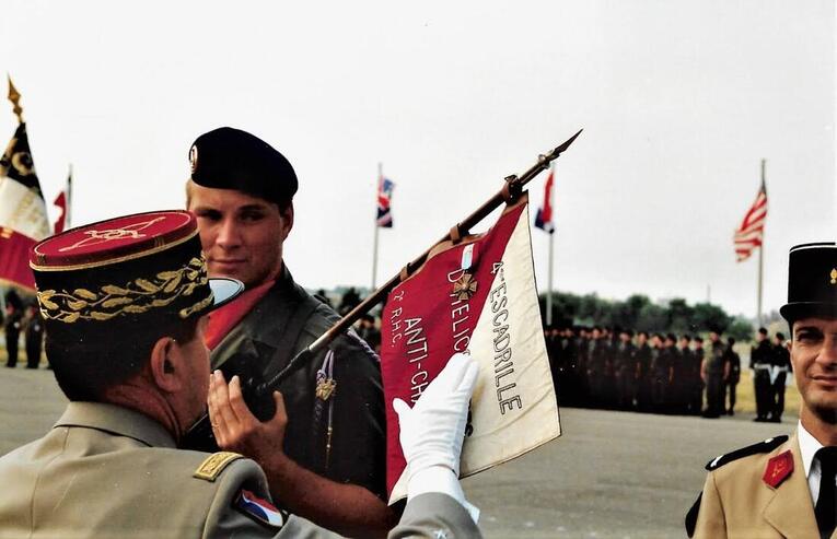 Remise de la Croix des TOE au fanion de la 4e EHA du 2e RHC, le 14 juillet 1991 Alat.fr