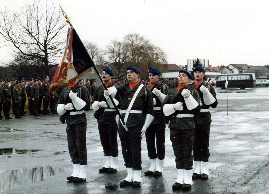 Photo Début 1983, garde à l'étendard au 2e RHC. Jean-Jacques CHEVALLIER, porte-étendard, Alat.fr