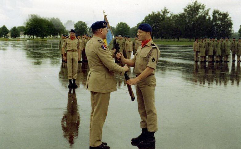 Le 12 juin 1982 le colonel VIOT remet le fanion de l'EHM 6 du 2e RHC au capitaine Jacques PAJON. Alat.fr