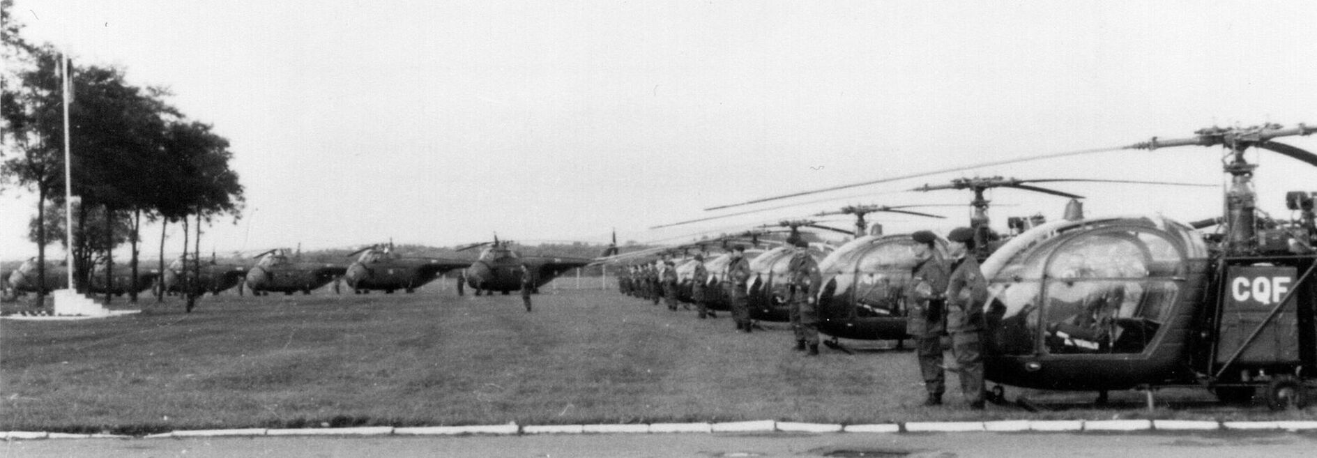 Les ALOUETTE II du  peloton d'observation du GALDIV 3 sont impeccablement alignées pour la visite, le 29 octobre 1968, du général VAILLANT, commandant la 3e Division. Alat.fr