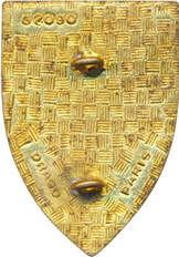 Dos insigne CISALAT : DRAGO émail de synthèse, bleu ciel, dos guilloché grossier, plat et doré. Homologation horizontale en haut à gauche. Monture deux anneaux. Alat.fr