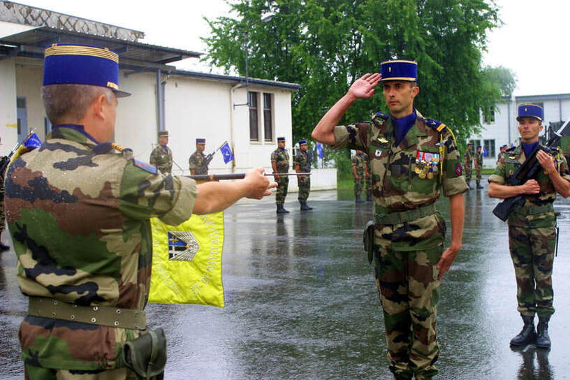 le lieutenant DAMON prend le commandement de l'ECR du 1er RHC. Alat.fr