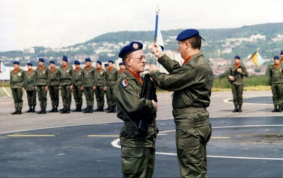 29 juin 1986, l'adjudant-chef Gilbert BEBING, adjudant d'escadrille, reçoit le fanion de l'ECS du 7e RHC des mains du capitaine CHEVALLIER. Alat.fr