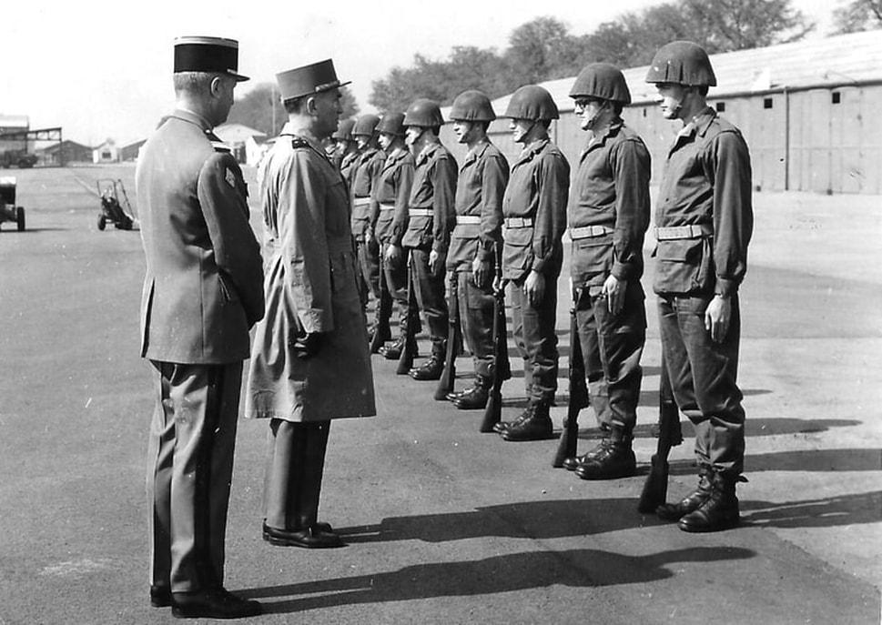 GALDIV 1, 1971 : le chef de bataillon Le BOTMEL présente la troupe au général METZLER Alat.fr