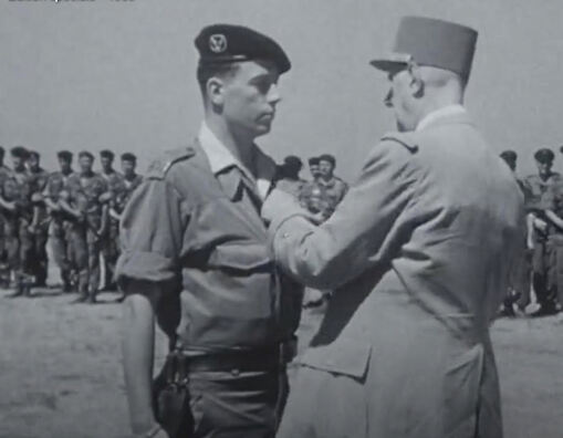 PA 7e DMR : Tébessa le 31 août 1959, le général de GAULLE remet la Légion d'honneur à un lieutenant de l'ALAT Alat.fr