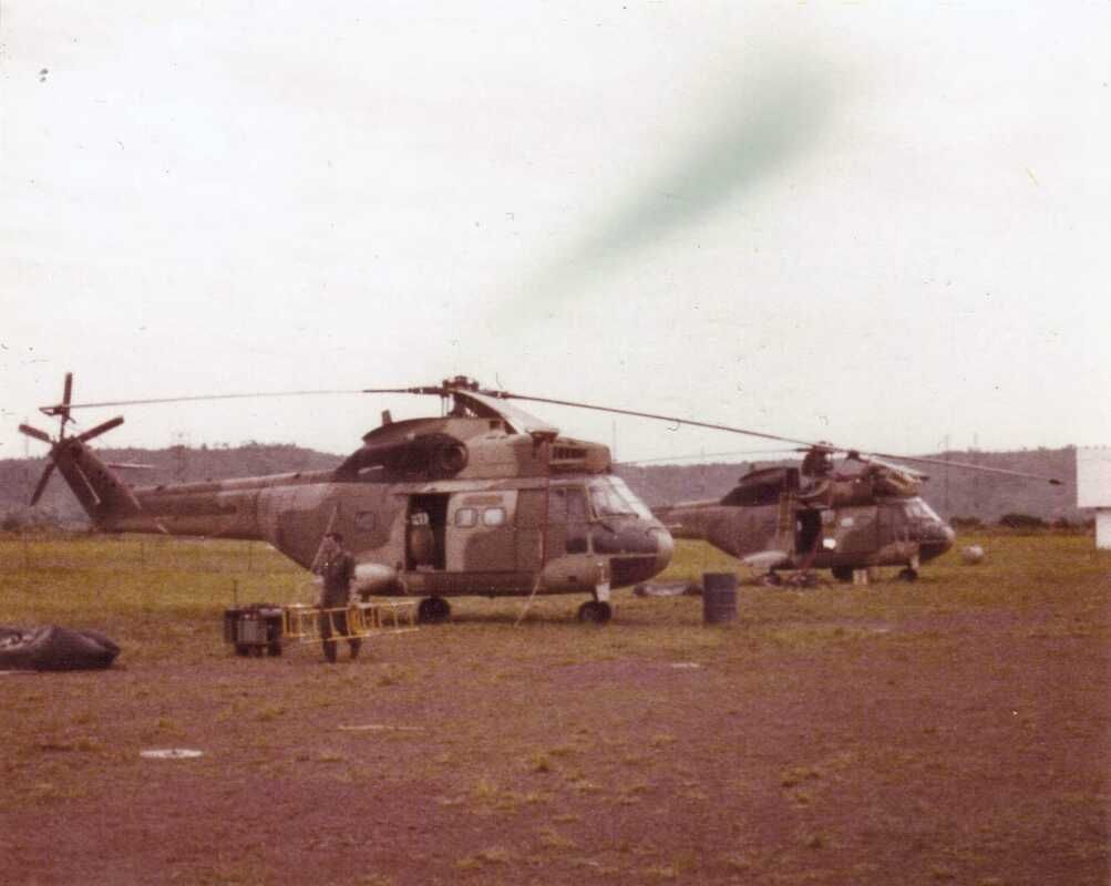 Opération BARRACUDA : PUMA stationnés devant la tour de contrôle de Bangui, sur un terrain en herbe (3). Alat.fr