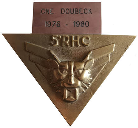 5e RHC. Plaque en laiton avec insigne régimentaire type 1 Alat.fr